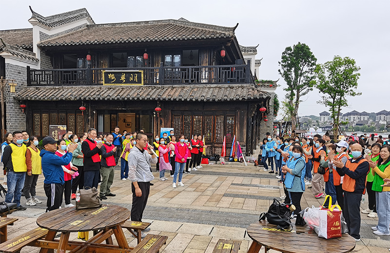 新龙邻里生活超市员工秋季旅行团建